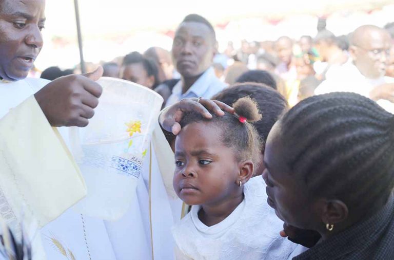 Zaidi ya watoto 700 wabatizwa Parokia ya Kihesa